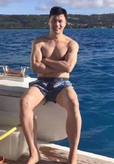 吕良伟现在的照片，吕良伟为什么这么年轻