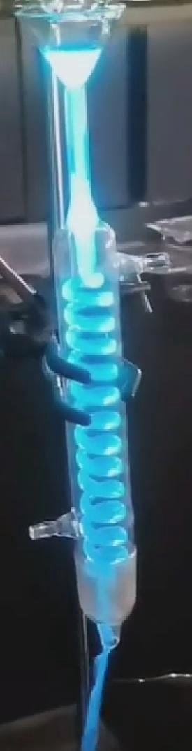 鲁米诺反应：蓝色发光化学反应