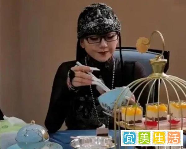 杨丽萍为什么常年都戴着帽子?她各种奇特做法,是在为艺术献身吗?