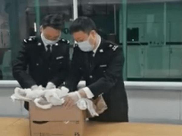 清代龙袍变女装被海关查获，网友：从哪里盗的？