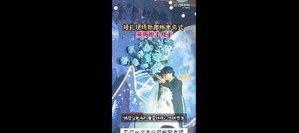 婚礼上新郎啄木鸟式亲新娘