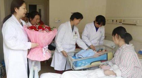 东北三省放开生育限制一事引发热议,新华社对此有何评价?