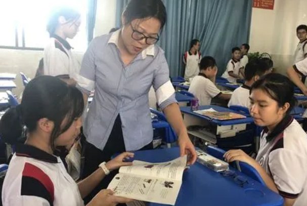 什么的花蕊散发出什么的香气三年级