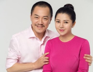 土气的雪村撞脸光头强，娶了“内地版玛丽莲梦露”，如今的他怎么样了？
