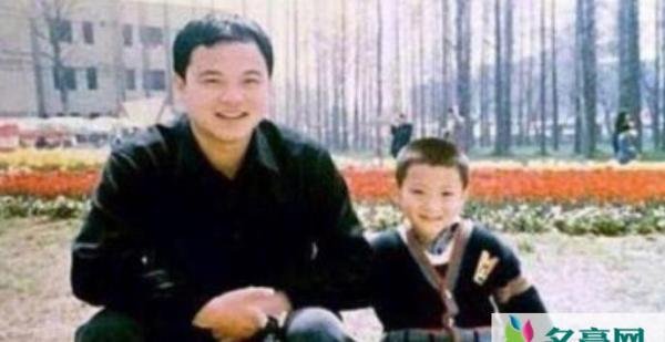 黄子韬爸爸去世是怎么回事 黄子韬爸爸突然离世揭露他的死因