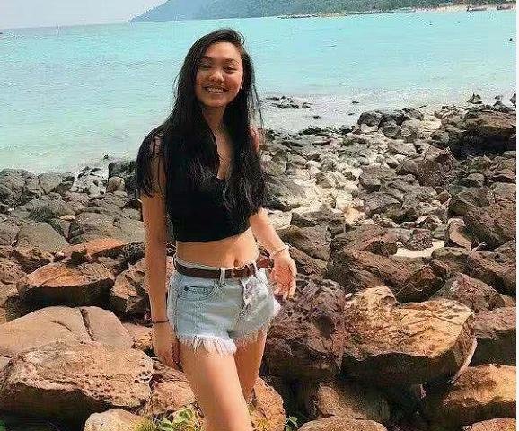 李连杰19岁女儿再晒近照，穿露脐装与胡芷欣PK，展现完美好身材