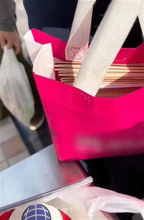 河北一男子带20多本房产证为儿子征婚，为何有钱人都会去征婚？