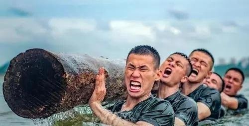 军人遇堵车1分钟疏通，军威就是说服力！