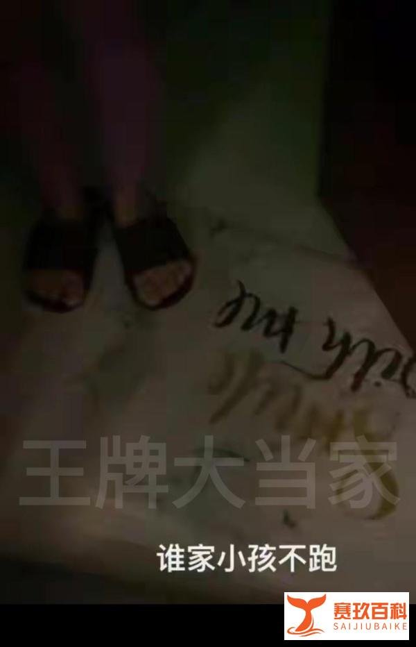 楼上噪音太大，女子多次沟通无果直接用音响反击，对方被震懵