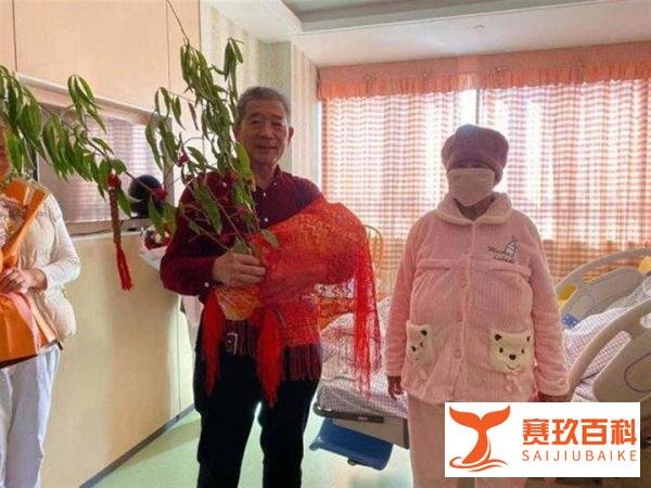 7旬夫妻为3岁女儿庆生,就为他们祝福吧!
