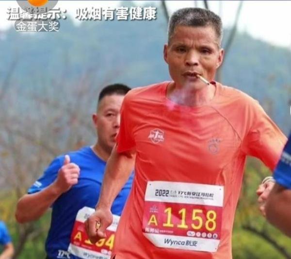 广州男子边抽烟边跑马拉松火到国外 这是咋情况？