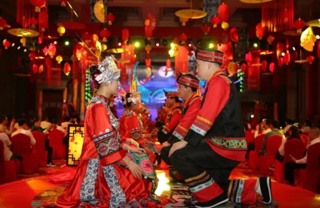 贵州一小伙“代姐出嫁”,装扮新娘模样娇羞,你如何看待这样的风俗?