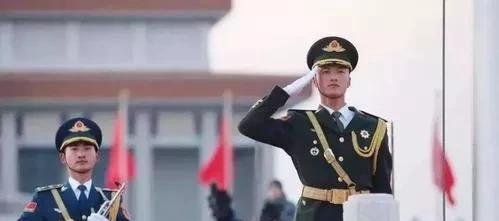 军人遇堵车1分钟疏通，军威就是说服力！