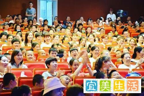 小学惠民演出中3女子因穿着少遭质疑,文旅局:属实,立即处理!