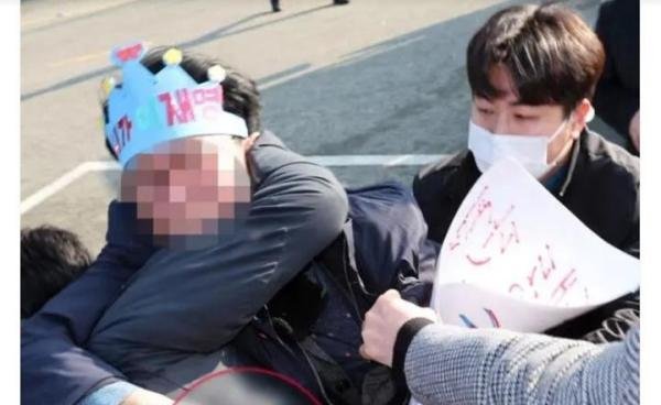 袭击李在明男子持30厘米长刀猛刺,知情人:李在明颈部大量流血