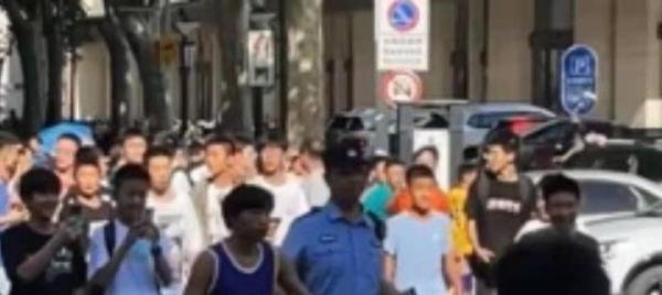 快手400多万网红(国宝)跟粉丝打架被警察抓走
