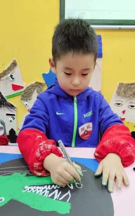 姥姥在自家院子为6岁外孙办画展
