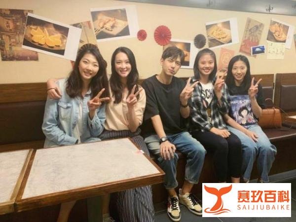 李现和女排姑娘合影，185秒变155，落差太大连忙要求大家坐下来