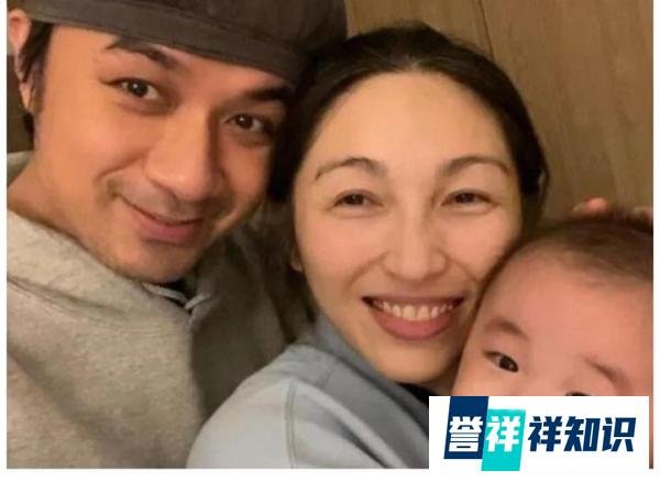 古巨基儿子近照曝光，八字眉呆萌可爱，夫妇感情深厚