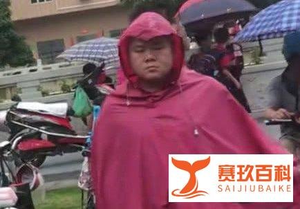 岳云鹏妻子辟谣！穿骚红雨衣接孩子放学上热搜后竟是个天大误会！