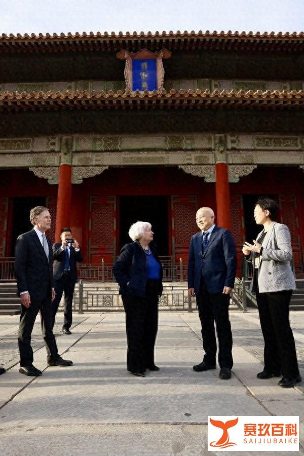 77岁耶伦去参观故宫了！老太太背不驼腰不弯，一身蓝黑配很年轻