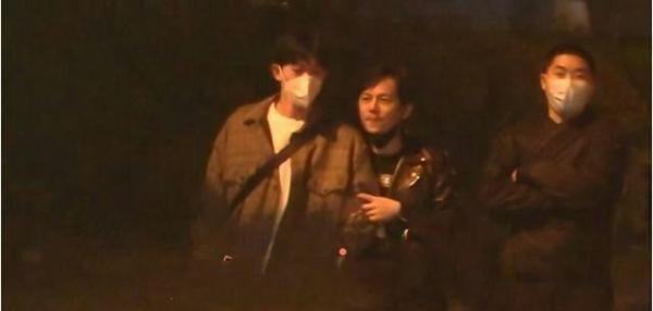 何炅与小鲜肉牵手事件再升级，恋情被正式曝光，原来是他