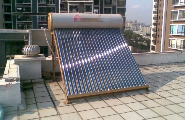 冬天太阳能热水器里要放水吗？