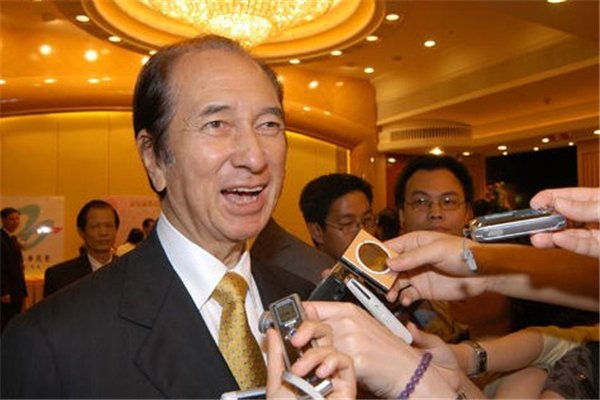 赌王何鸿燊一生荣华享尽,为什么大太太黎婉华却一生坎坷?