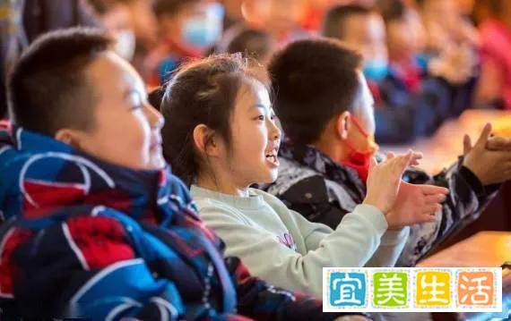 小学惠民演出中3女子因穿着少遭质疑，文旅局：属实，立即处理！