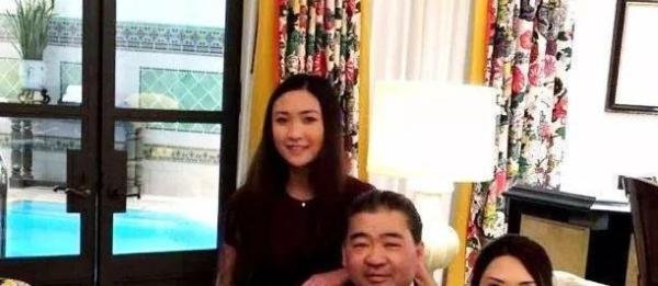 李连杰19岁女儿再晒近照,穿露脐装与胡芷欣PK,展现完美好身材