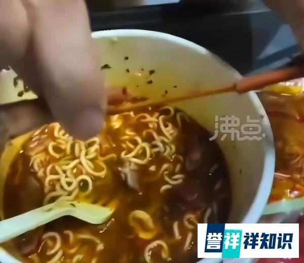 男子啃鸭腿发现是木棍拼骨是怎么回事?
