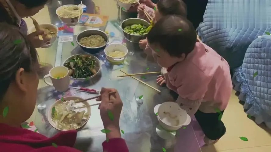 姥姥用绳把双胞胎拴腰上做饭！孩子的父母去哪里了？