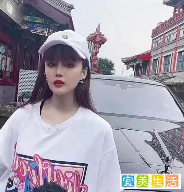 赵本山女儿球球购百万豪车，高调拍照炫新车，新男友正脸首曝光