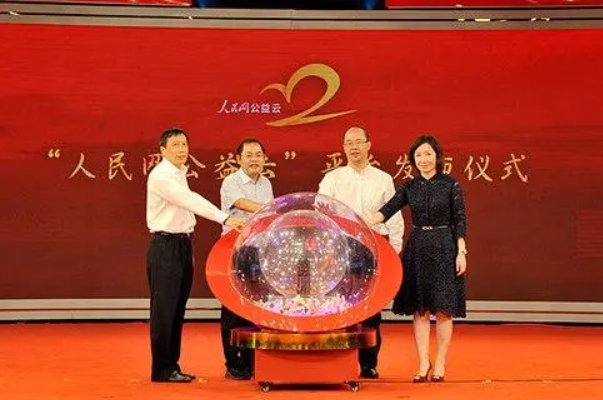 用他的大句号撞击我的小括号