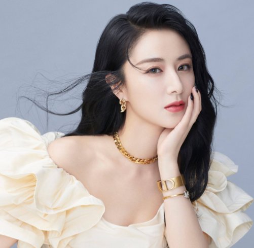有一种“整容”叫薇娅卸妆，摘掉假睫毛后，这是同一个人吗？