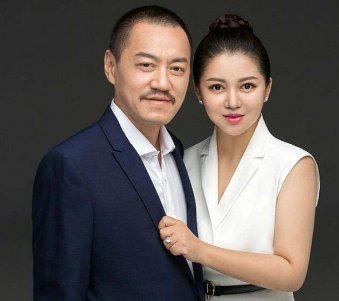 土气的雪村撞脸光头强，娶了“内地版玛丽莲梦露”，如今的他怎么样了？