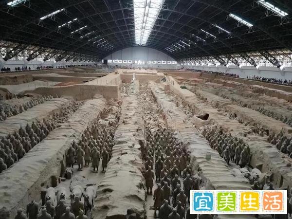 考古人员徒手摸兵马俑,博物馆回应:看到会处理,不允许用手摸!