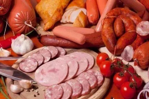 女子投诉曼玲粥铺豆浆内爬满蟑螂！食品安全问题该如何保证？