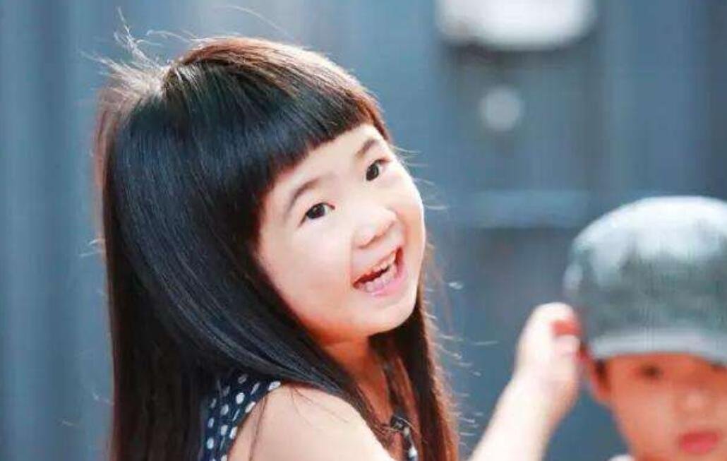 曹格10岁女儿庆生,父女两之间的状态如何?