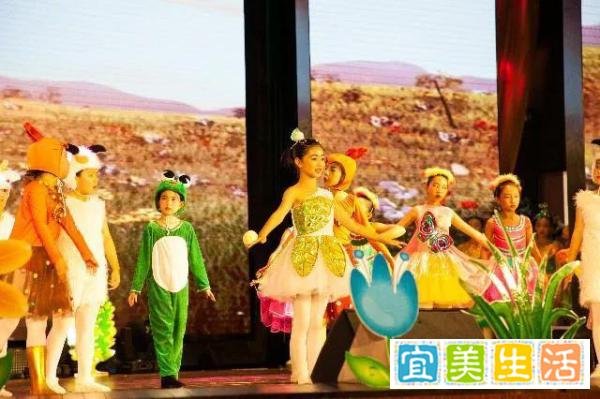 小学惠民演出中3女子因穿着少遭质疑,文旅局:属实,立即处理!