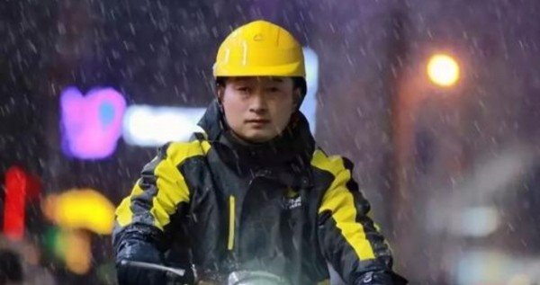 公寓电梯贴提示让快递走楼梯，快递小哥为什么不能坐电梯？