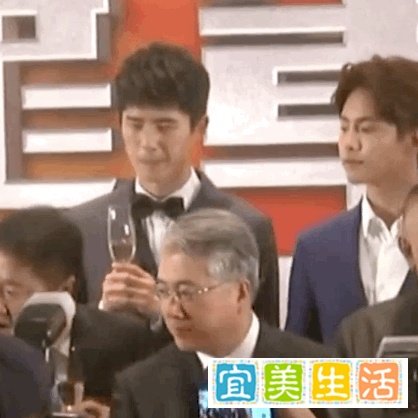 刘昊然喝酒一口闷，原因曝光了！你别以为一口闷是因为酒量好？