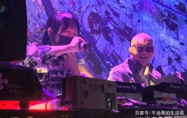 大S带具俊晔参加朋友饭局,你看好他们之间的婚姻吗?