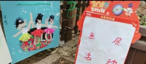 姥姥在自家院子为6岁外孙办画展