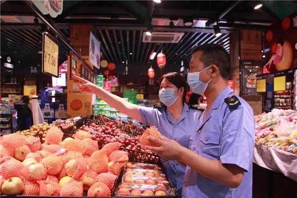 女子投诉曼玲粥铺豆浆内爬满蟑螂！食品安全问题该如何保证？