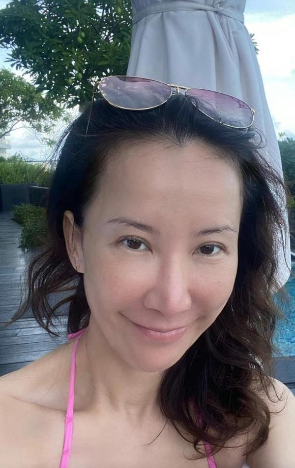 曝李玟手术成功已苏醒，痛苦异常无法对话，娘家人在床前轮流照顾