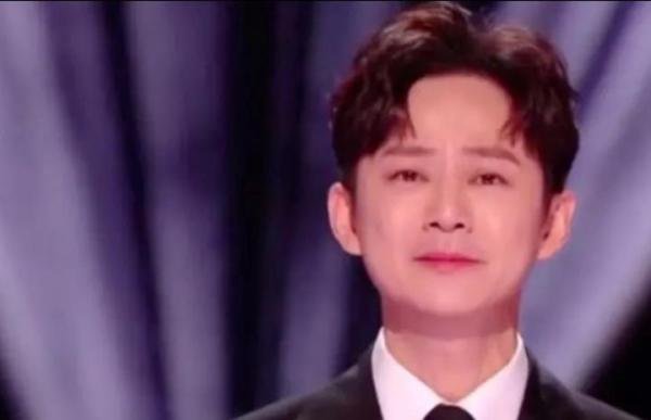 曝何炅父亲新冠去世，跨年夜何炅含泪主持，嘴唇颤抖感谢医护人员
