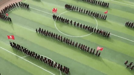 电子科大军训现真人贪吃蛇,这是个什么样的场景?