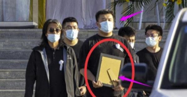 于月仙赤峰墓地曝光，是本地的回民墓园，墓碑紧凑，里面杂草丛生？