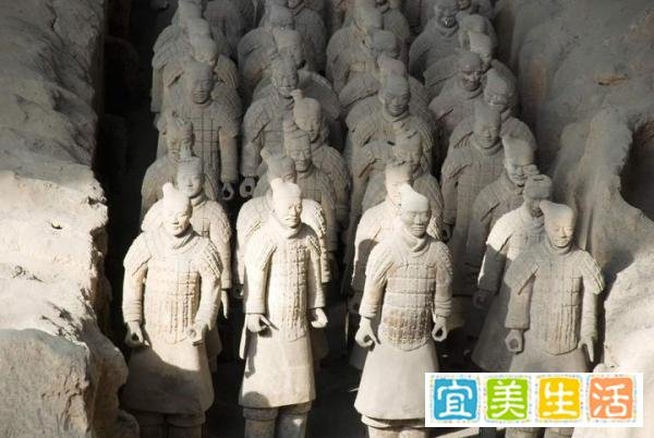 考古人员徒手摸兵马俑,博物馆回应:看到会处理,不允许用手摸!